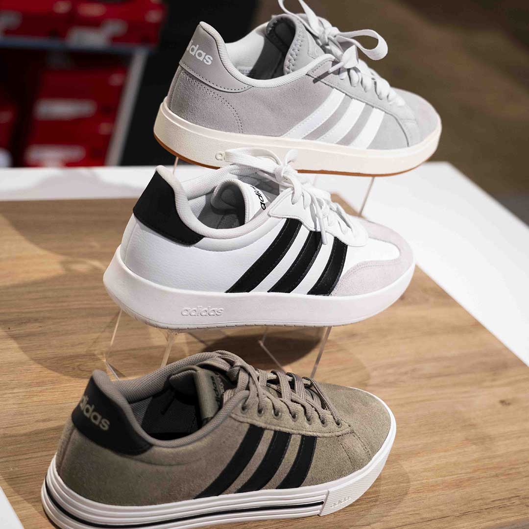 Tre par flotte sneakers fra Adidas hos Deichmann på Nørrebro.